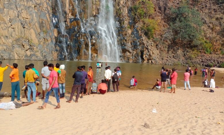 रामदहा वॉटर फॉल में दुःखद हादसा तीन युवक पानी में डूबे दो का शव मिला तीसरे की तलाश जारी 