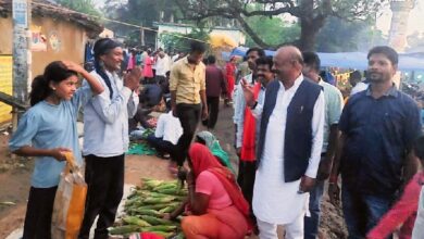 Photo of पूर्व मंत्री भैयालाल राजवाड़े ने पटना-डुमरिया क्षेत्र का किया भ्रमण…  डुमरिया साप्ताहिक बाज़ार में लगाई चौपाल, ग्रामीणों से की मुलाक़ात…