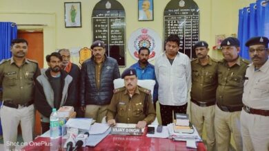 Photo of तीन ट्रक अवैध कबाड़ जप्त, खड़गवां पुलिस की बड़ी कार्यवाही…  चार आरोपी गिरफ्तार, कार्यवाही की खबर लगते ही चिरमिरी निवासी सरगना फ़रार…