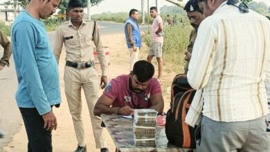 Photo of बैकुंठपुर विधानसभा क्षेत्र में एसएसटी ने पकड़ा 7 लाख रुपये नगद…  ग्राम कूड़ेली नाका पर सघन जांच में पकड़ में आया बाइक चालक…